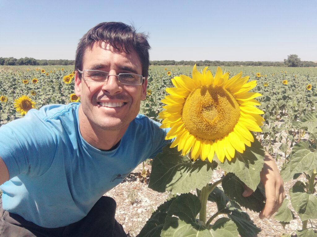 César García de Lucas realizando siembra directa en campos de Segovia para la mejora de la fertilidad del suelo.